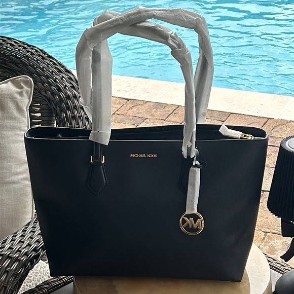 MICHAEL KORS NWT Tote - Picture 2 of 6
